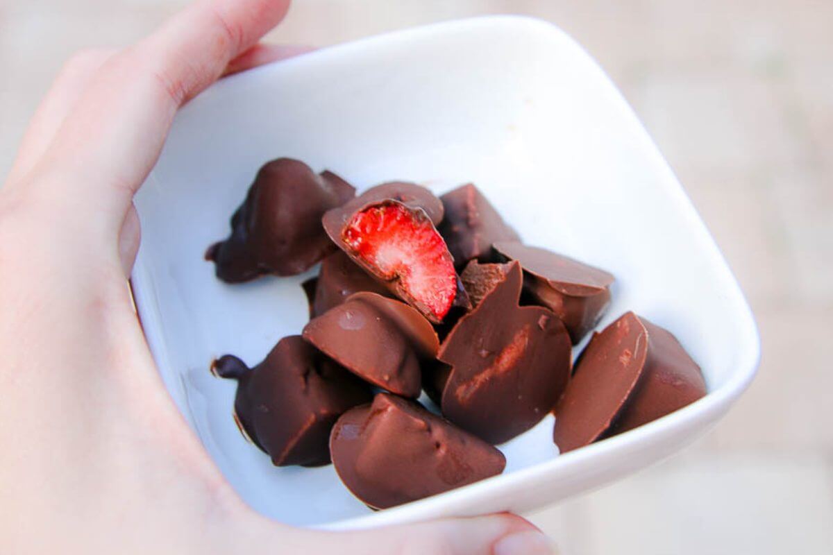 chocobites strawberries frozen covered with chocolate saluzzo